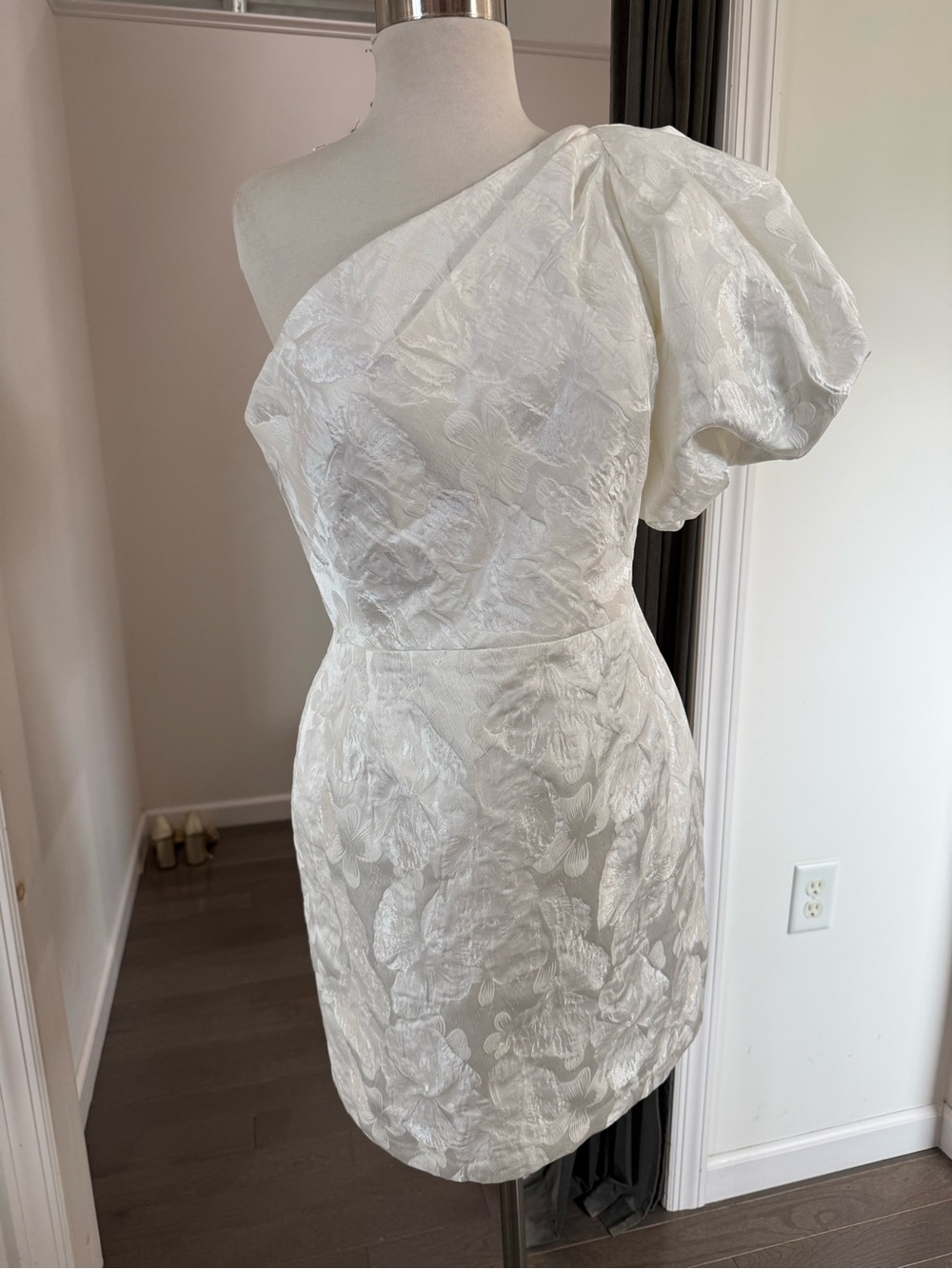 Elegant One-Shoulder White Floral Jacquard Dress